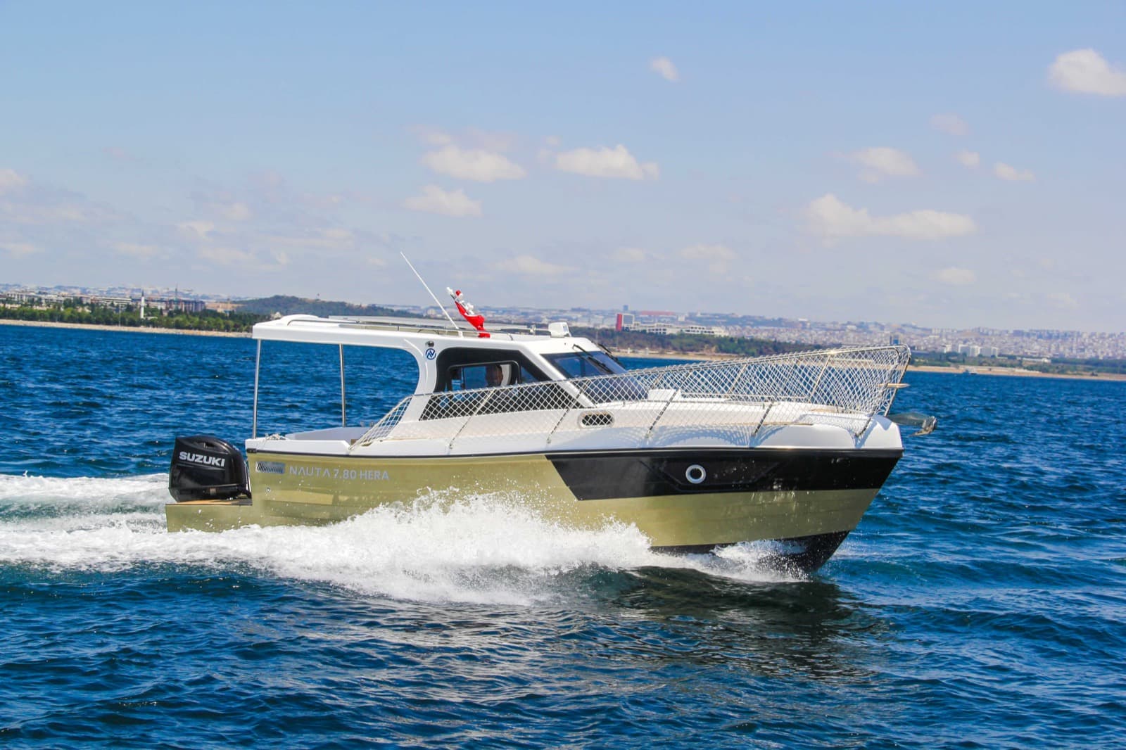 Nauta 7.80 Hera balıkçı teknesi seyir hâlinde: dıştan takma motor, sert üst yapı ve açık kıç güverte